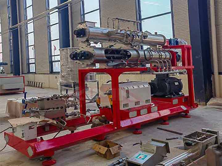 Twin screw fish feed extruder